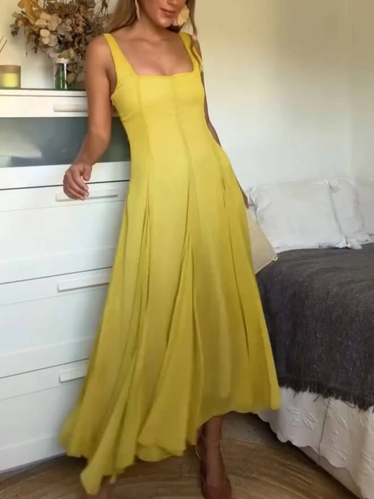 Elegant long dress with square neckline and spaghetti straps, ideal for casual days