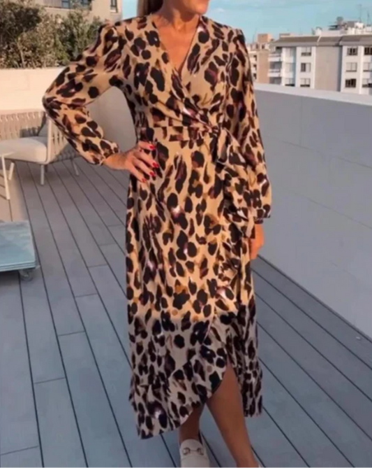 Dress with pointed neck