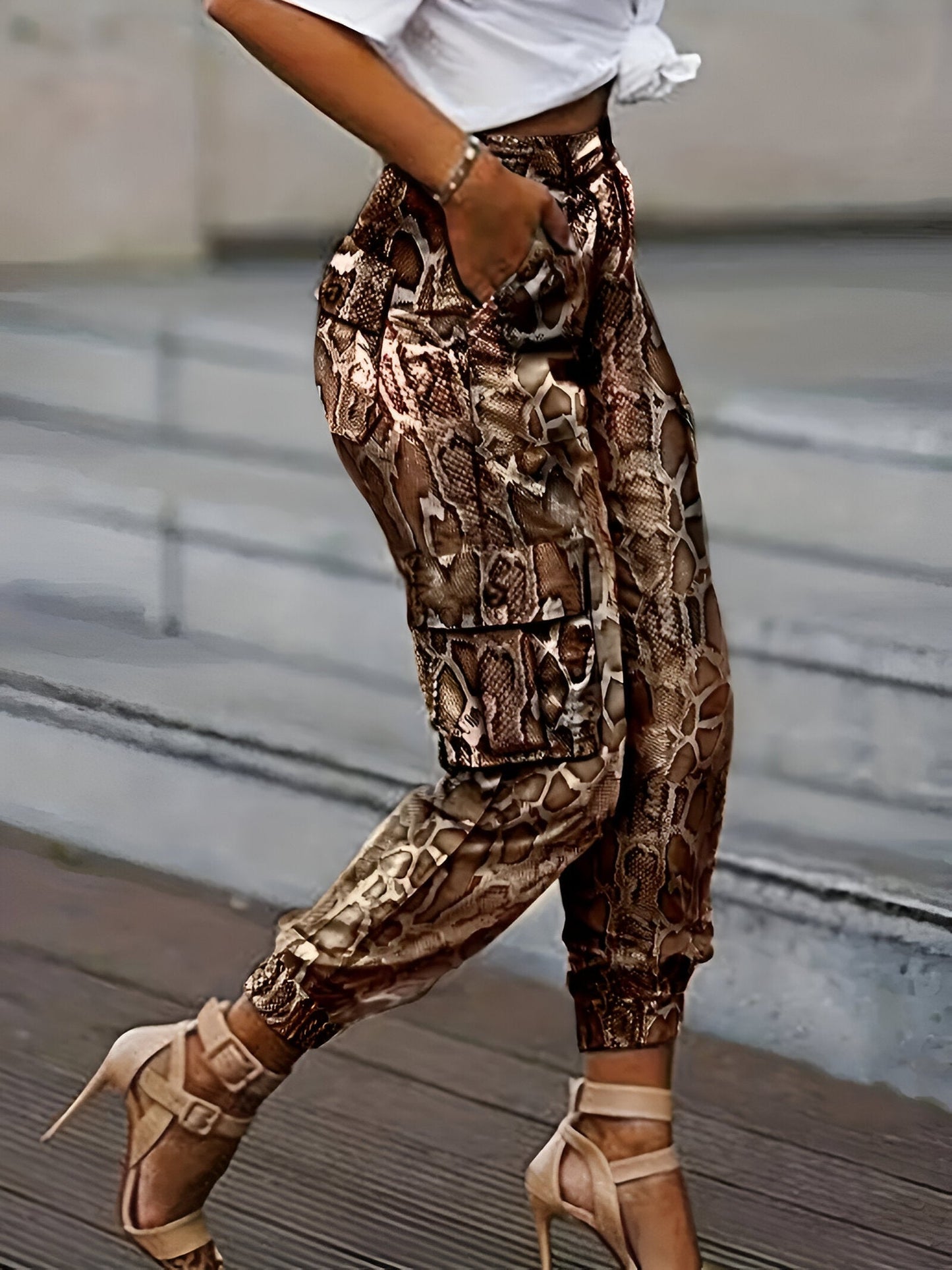 Chic jogging pants with snake print and high waistband