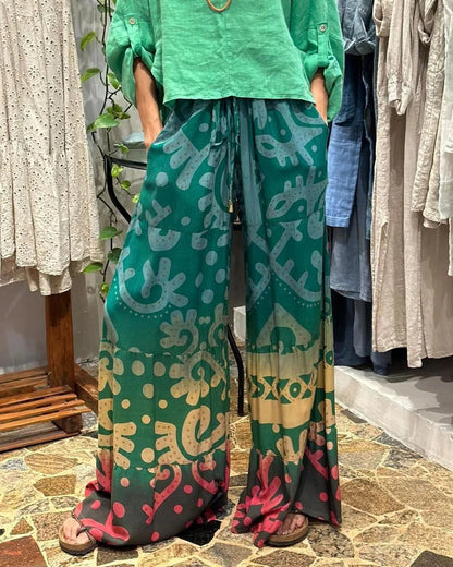 Two-piece set consisting of a casual top and printed pants