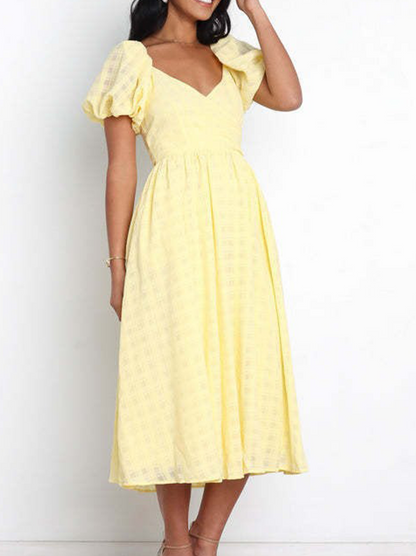 Dresses with pastel-colored skirt, square neckline and trendy separating seam