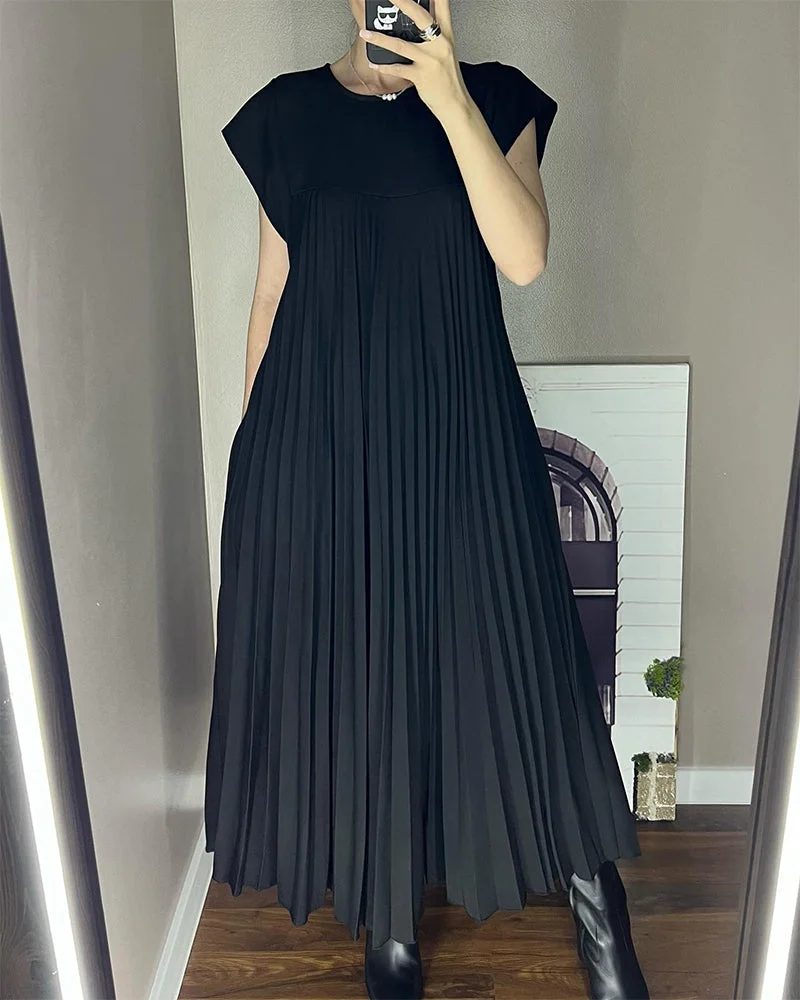 sleeveless pleated dress in one color