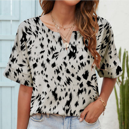 Casual T-shirt - V-neck and short sleeves with print