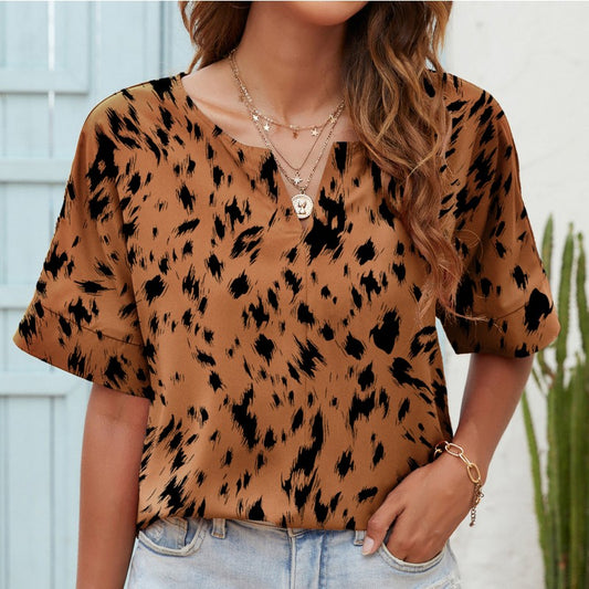 Casual T-shirt - V-neck and short sleeves with print