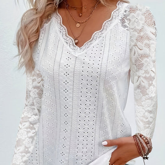 V-neck T-shirt in contrasting lace - Soft fabric and supple fit