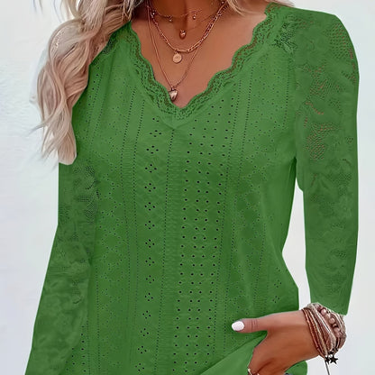 V-neck T-shirt in contrasting lace - Soft fabric and supple fit