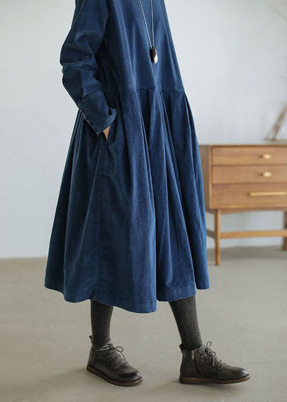 Elegant maxi dress in a wide model with long sleeves for a sophisticated look