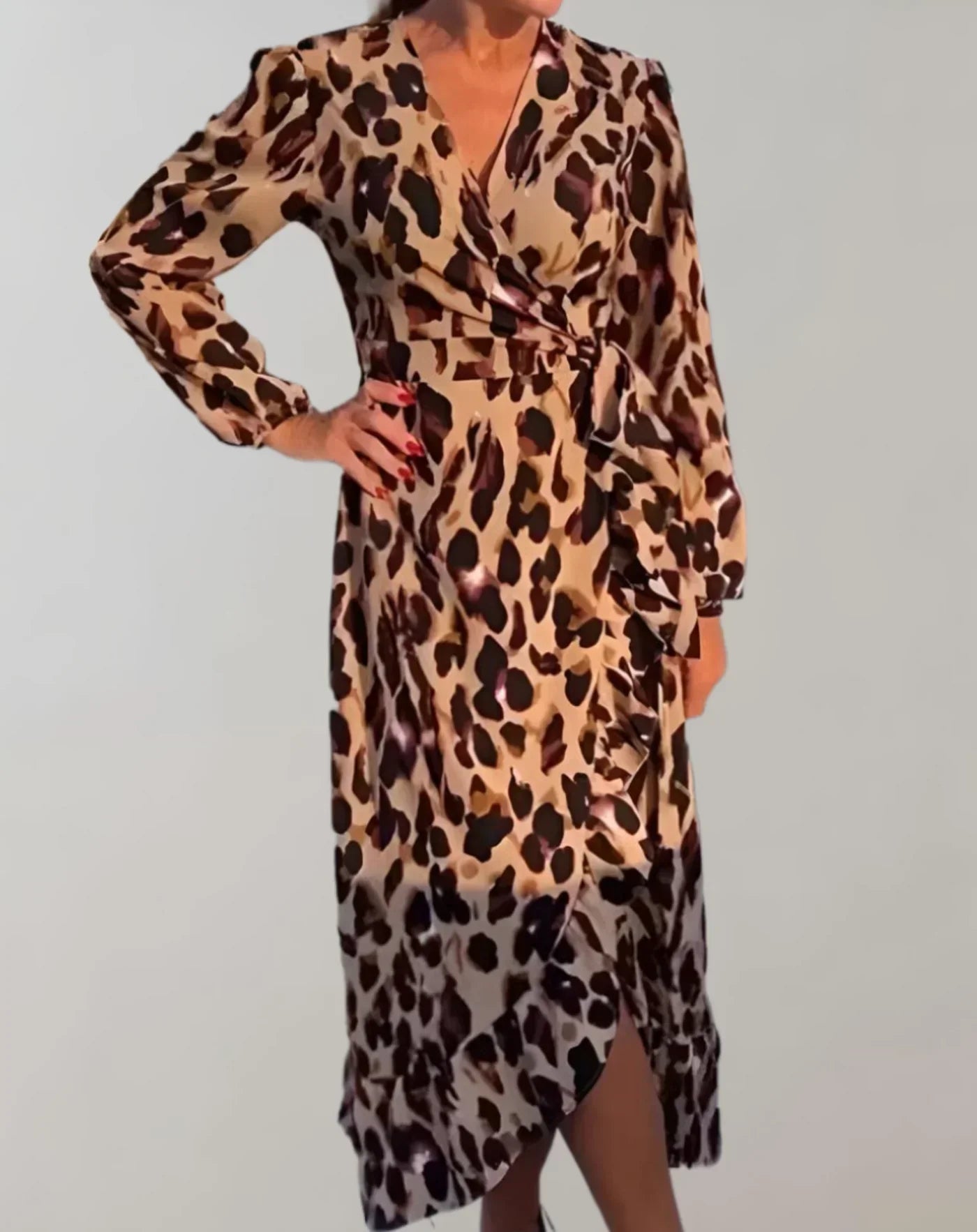 LP | Elegant V-neck dress with leopard print