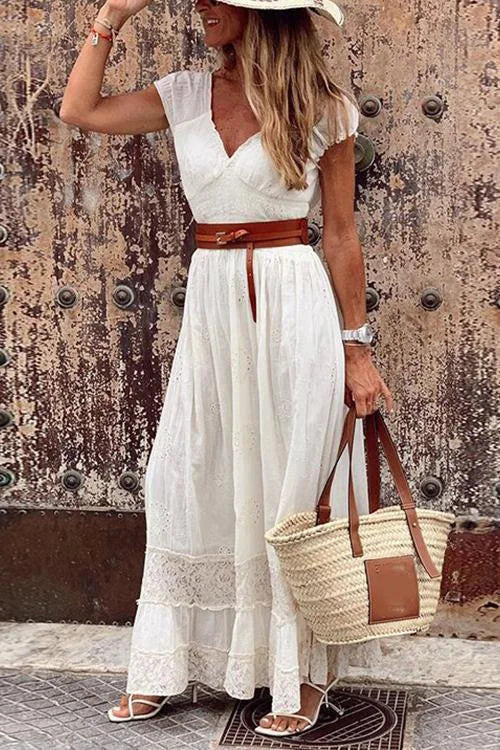 Mc | Maxi lace dress with V-neck and short sleeves.