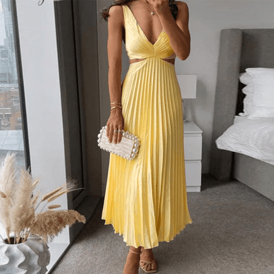 Long pleated women's dress with an elegant style, ideal for special occasions.