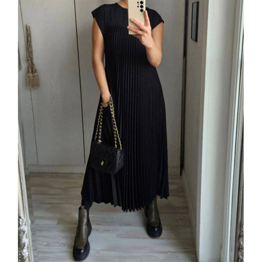 LD Long sleeveless dress with pleats and round neckline
