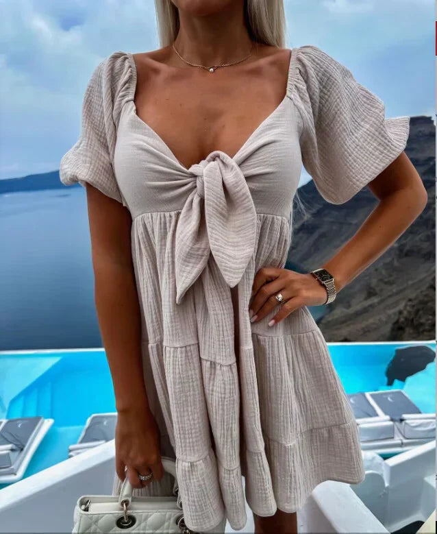 Dress with buttoned sleeves in a glamorous summer style dresses