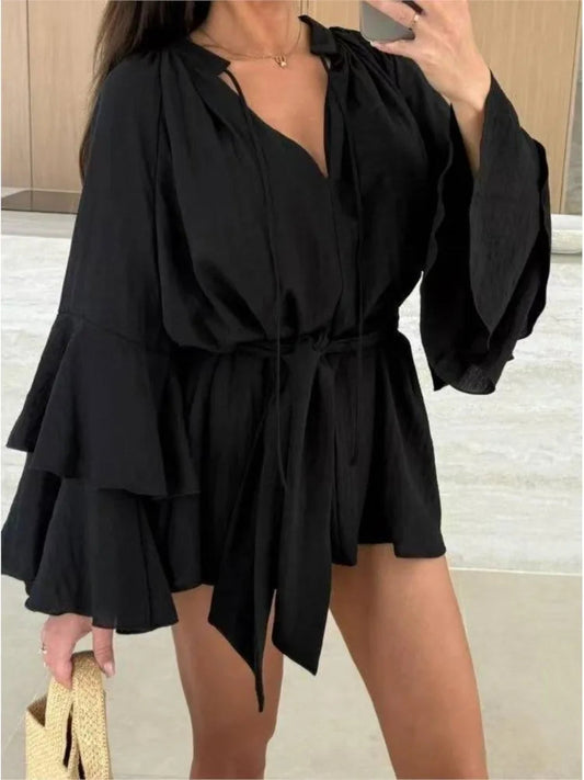 Short pleated dress with an elegant design and wide sleeves