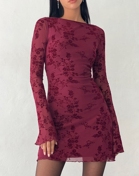 Short dress with flowers and long sleeves, ideal for the mid-season.