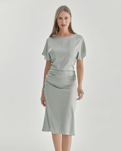 Elegant dress with short sleeves and pleated skirt for sophisticated styling