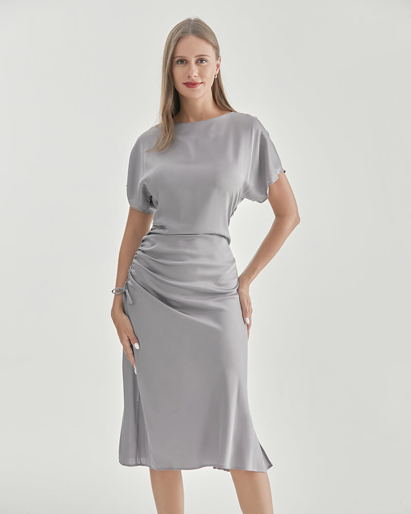 Elegant dress with short sleeves and pleated skirt for sophisticated styling