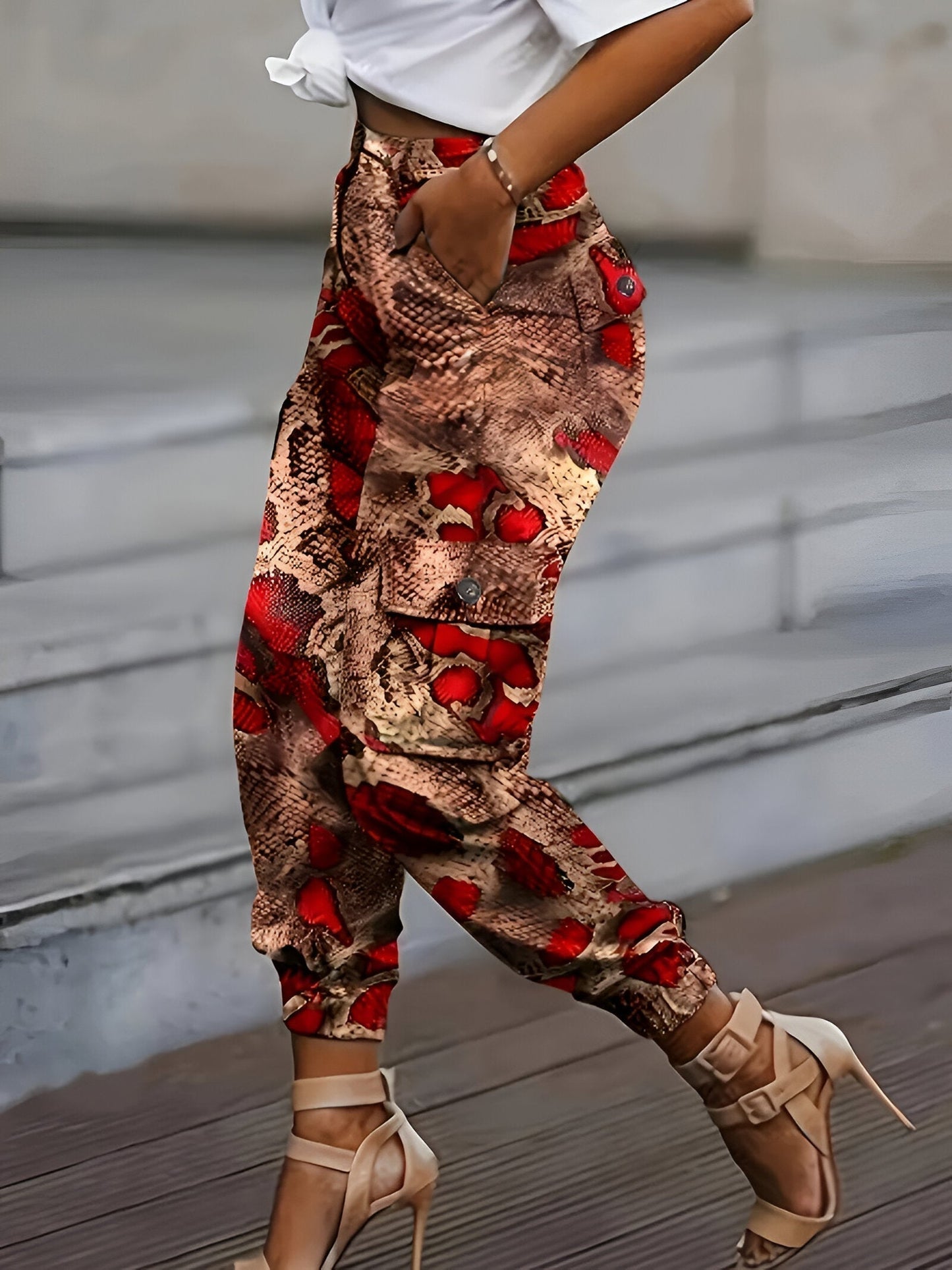 Chic jogging pants with snake print and high waistband