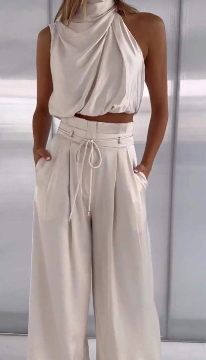 Elegante abito da donna con scollo a mezzaluna