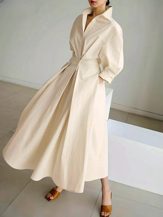 Long dress with elegant lapels and long sleeves in a sophisticated style