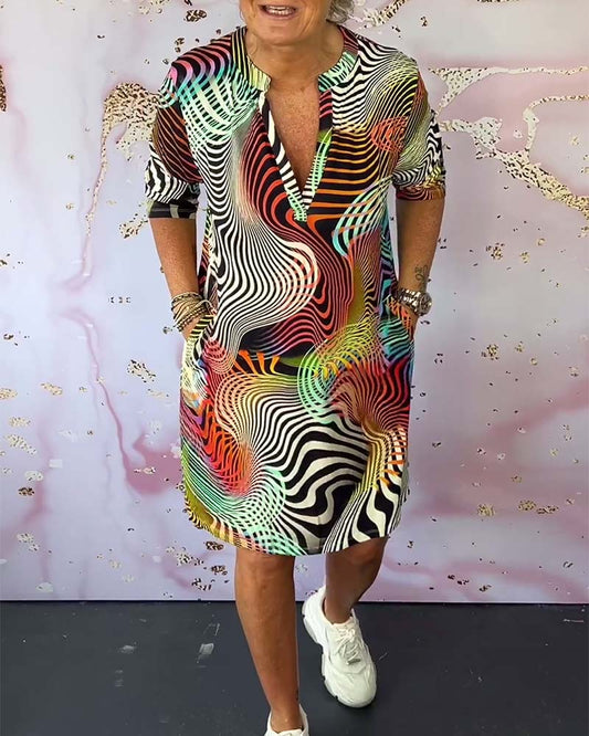 Colorful printed pocket dress with V-neckline and half-sleeves