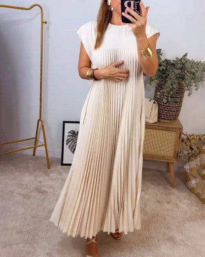 Casual midi dress with a pleated design, ideal for modern and relaxed looks.