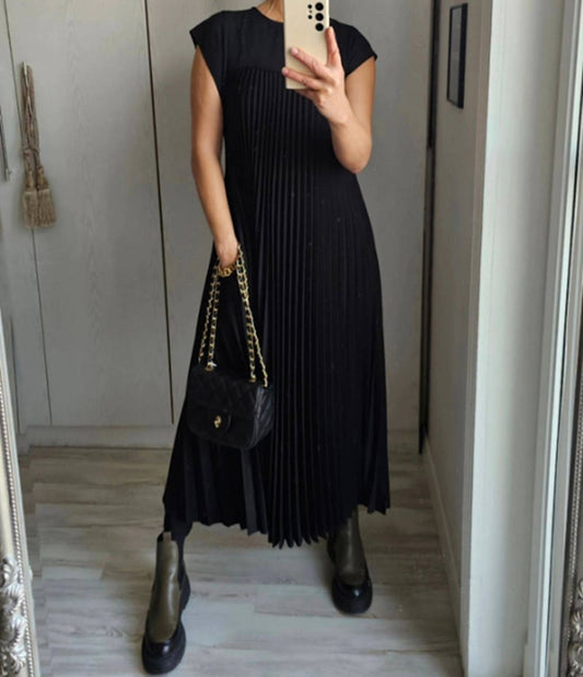 Casual midi dress with a pleated design, ideal for modern and relaxed looks.